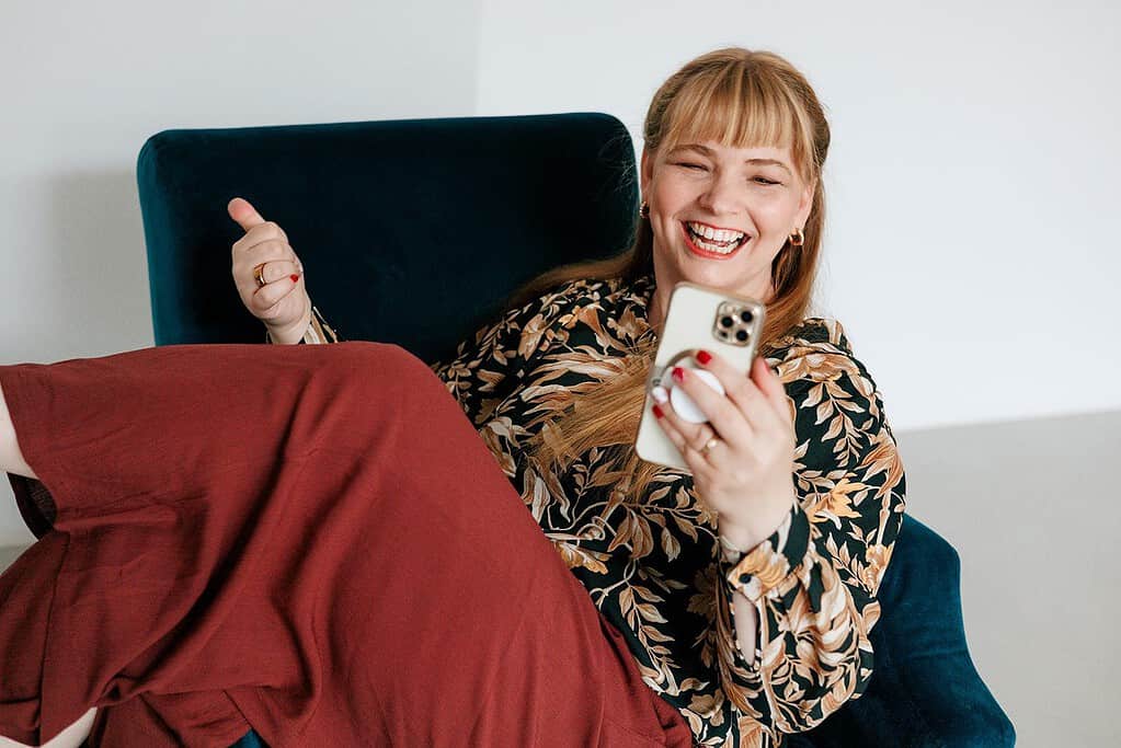 Lustige Mutter mit Smartphone, Elternmagnet, Familienleben, Social Media, Eltern oder Mama, Spaß, modernes Familienfoto.