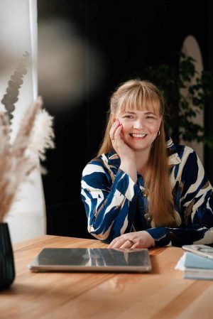 Entwickle eine SEO-optimierte Bildbeschreibung basierend auf der folgenden Bild-URL: https://hassliebe-marketing.de, Buchtitel: Elternmagnet.