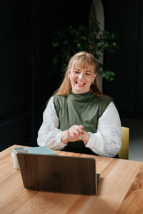 Fröhliche Frau bei Elternmagnet-Workshop, kreative Elternkommunikation, Inspiration für Eltern und Familien.