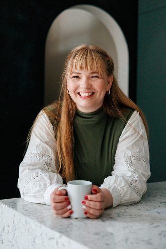 Glückliche Mutter mit Kind, Elternmagnet, positive Eltern-Kind-Beziehung, Familienmoment, Liebe, Vertrauen, Harmonie, entspannter Alltag.